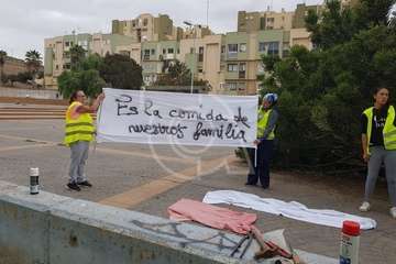 Los afectados por el retraso en el pago de las nóminas municipales exigen cobrar (Foto TA)